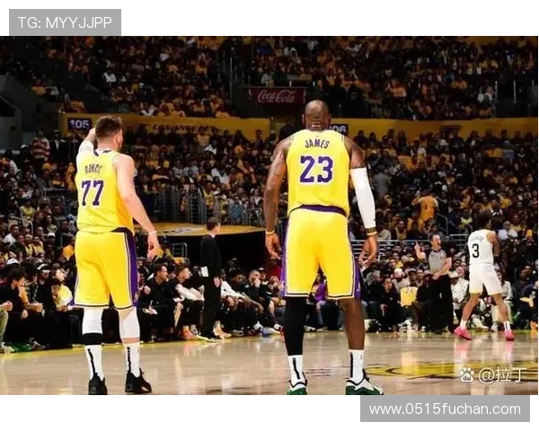 詹姆斯替补席上显不满情绪频频起身运球引发关注