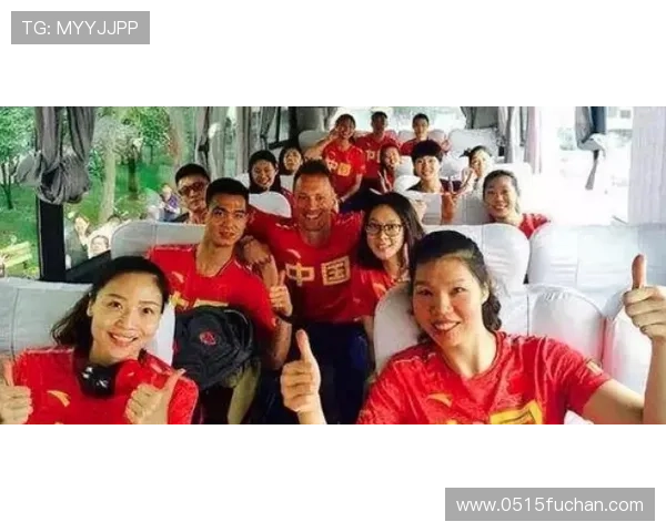 鲁尼回忆03年吃超大棒棒糖的趣事只是想用它砸碎而已